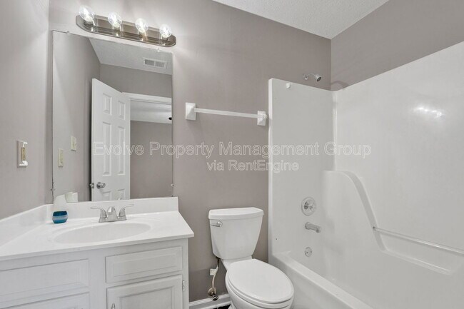 Building Photo - 3014 Meadows Ln