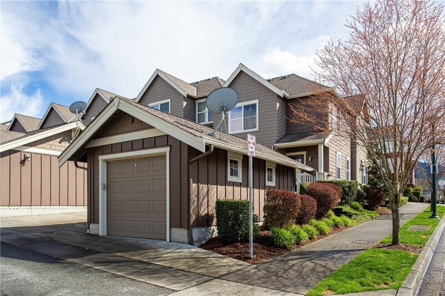 Building Photo - 2400 NE Park Dr