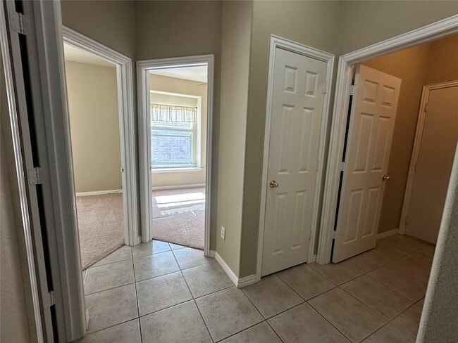 Building Photo - 8466 Davis Dr