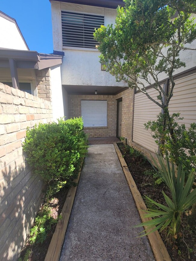 Building Photo - Havre Lafitte Townhouse off of 75th St. (6 blocks from Seawall)