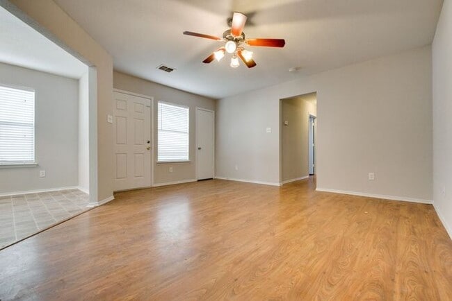 Building Photo - No App Fee. $500 off 1st months rent with ...