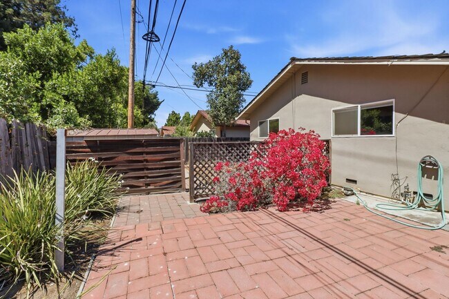 Building Photo - What a Great Home! Available Now!