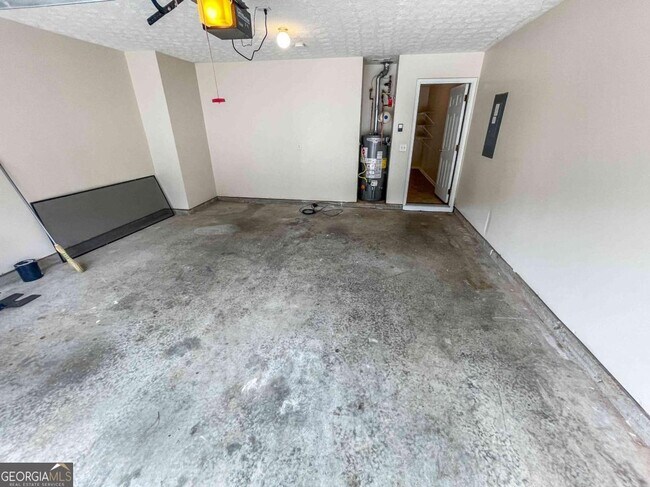 Building Photo - 6205 Tree Ridge Dr N W