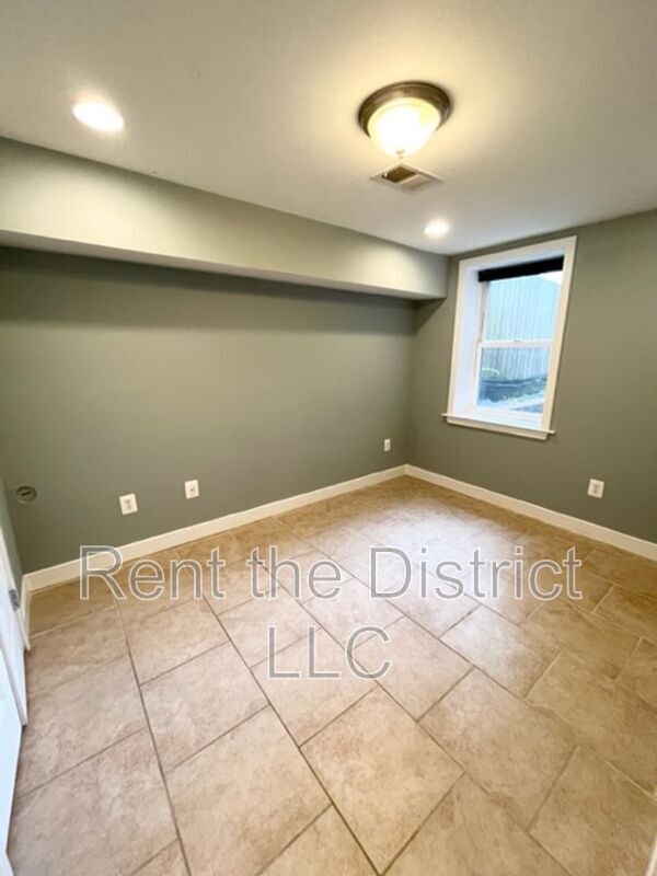 Building Photo - 421 Newton Pl NW