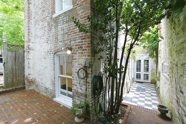 Building Photo - 1530 33rd St NW