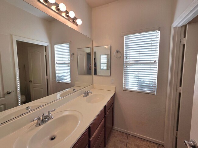 Building Photo - Beautiful 4 Bed/2 Bath in Goodyear!