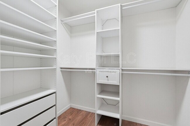 Building Photo - 231 N Robson