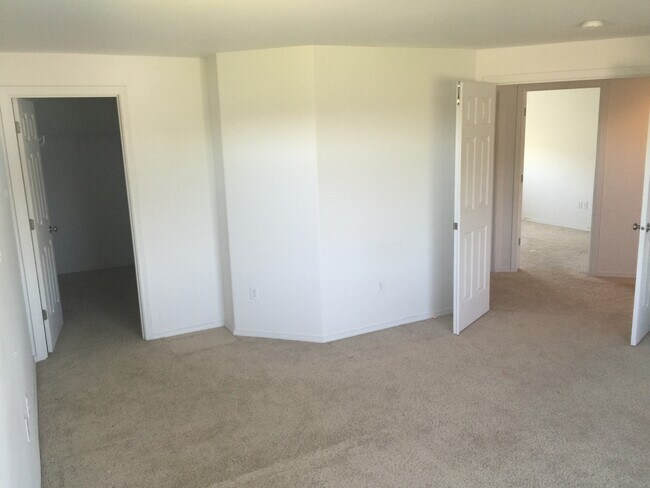 Building Photo - SW Bend House Near the Old Mill District, 4 Bdrms, 2.5 baths, A/C, Office/den, Dbl. Garage