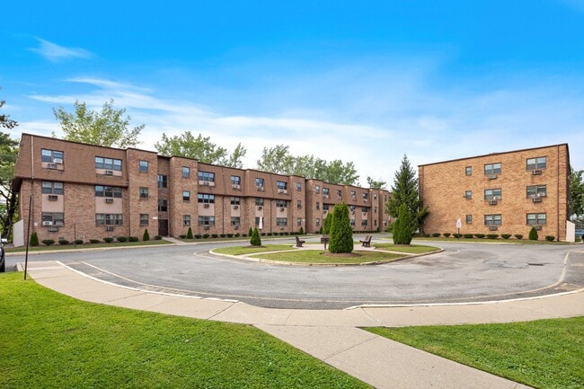 Building Photo - 220 Meadow Ln