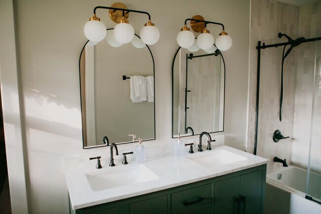 Building Photo - 946 Magnolia St SE