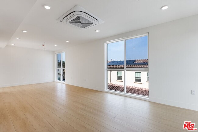 Building Photo - 8561 Belmont St