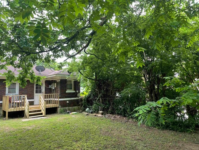 Building Photo - 2526 Yale Ave