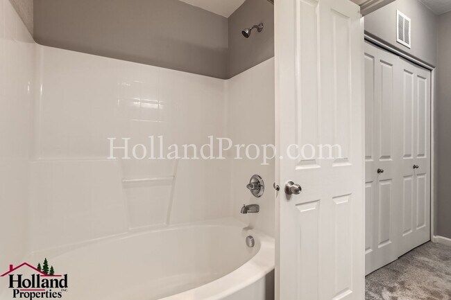 Building Photo - Great Condo W/ Garage NW Portland!!! *** 1...