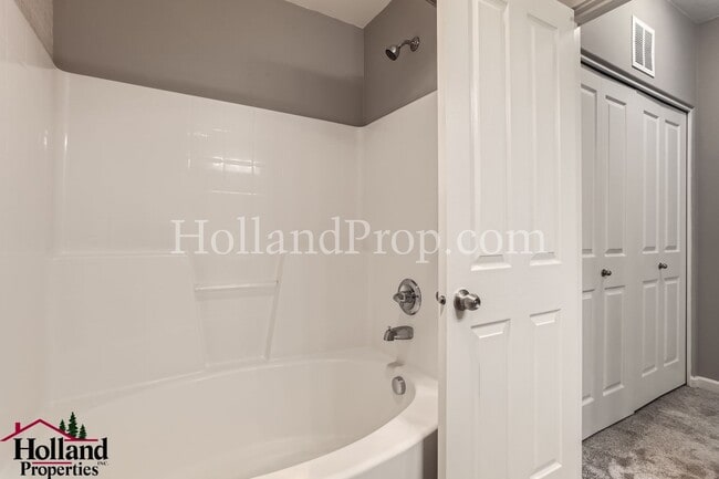 Building Photo - Prime Portland Westside Condo – Available Now, NEW BEST PRICE $1,495!!!