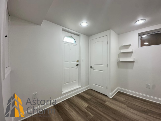 Building Photo - Spacious 4 Bedroom + Den Home with Private...