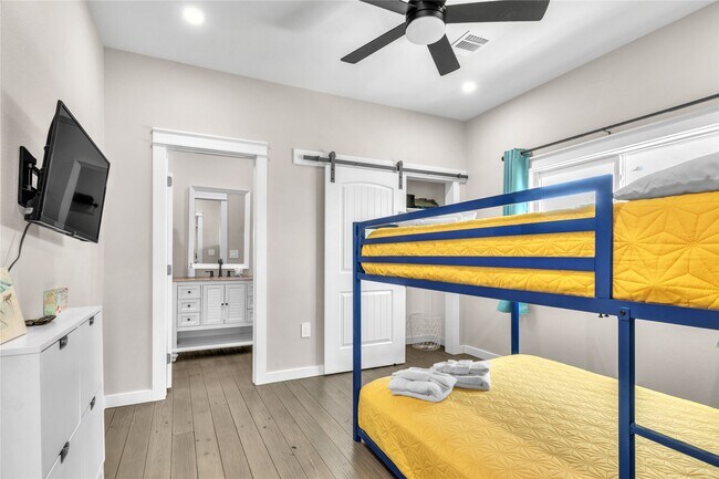 Building Photo - 1079 Cedar Ln