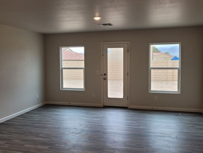 Building Photo - Beautiful 3/2 bath home located in Chaparral Terrace gated community.