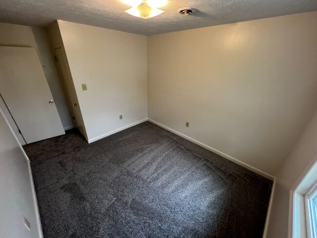 Building Photo - 15370 Greenway Rd