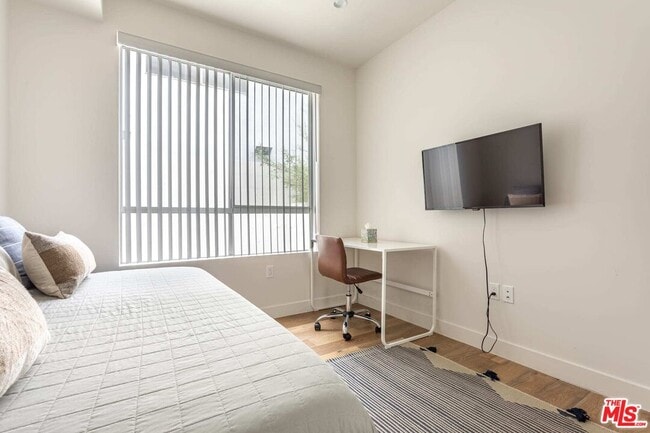 Building Photo - 3726 Kelton Ave