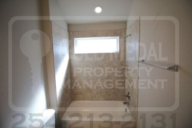 Building Photo - 335 Black Opal Dr