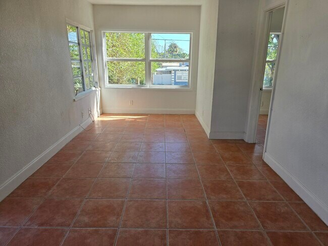 Building Photo - 803 Selkirk St