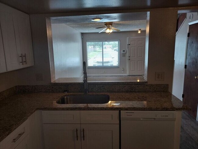 Building Photo - Townhouse located near UCF - 2 Bed / 1.5 Bath
