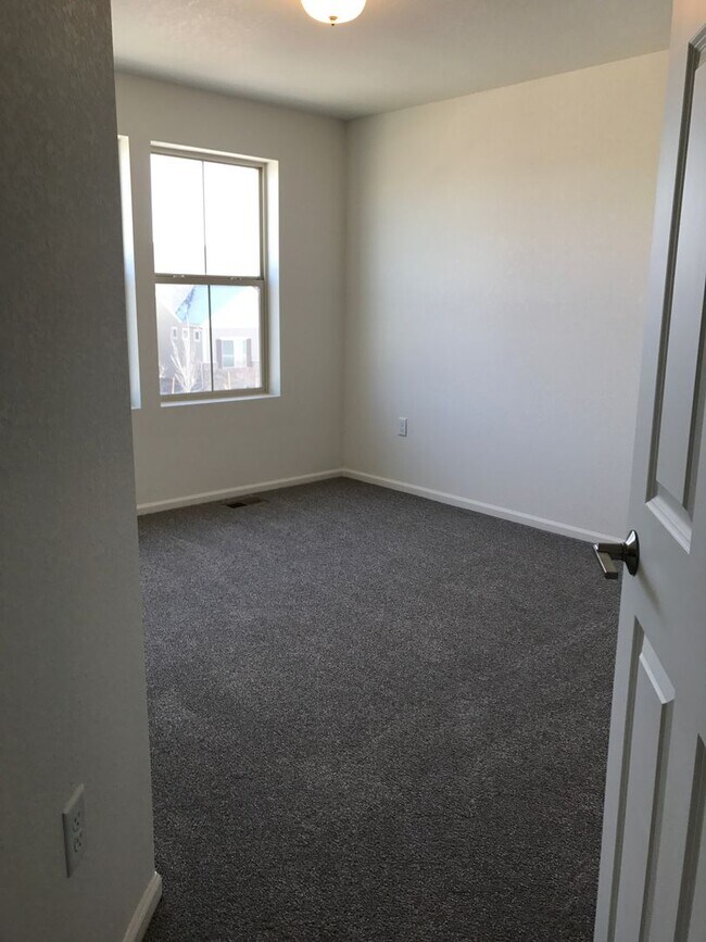 Building Photo - 3 bedroom 2 1/2 bathroom house in Commerce...