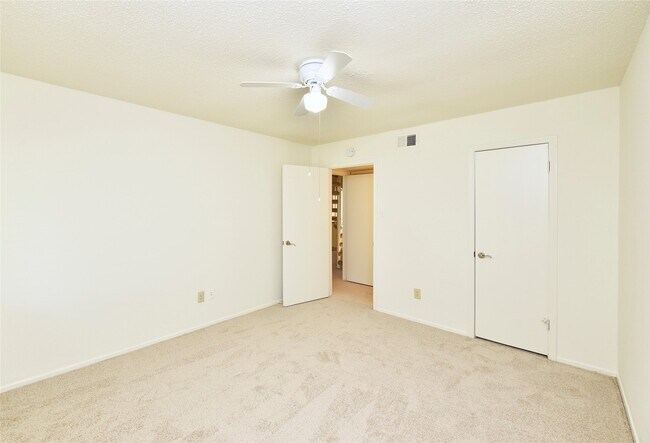 Building Photo - 2035 Shorewood Ln