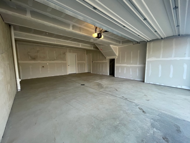 Building Photo - Beautiful 3 Bedroom Townhome in Delmont, P...