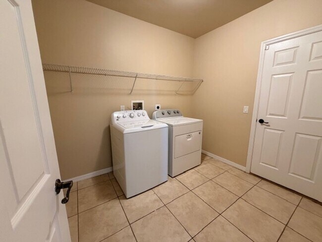 Building Photo - Spacious 4 bedroom, 2.5 bath, 2 car garage home for rent on a corner lot!