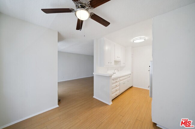 Building Photo - 7032 Lanewood Ave