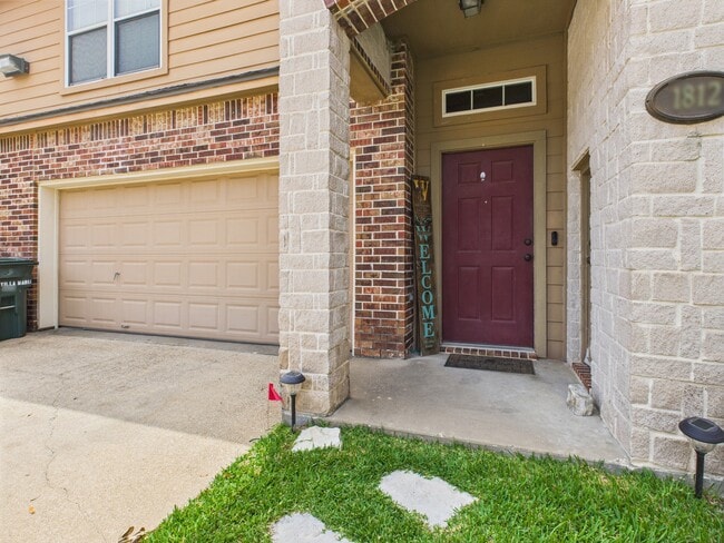 Building Photo - 1812 W Villa Maria Rd