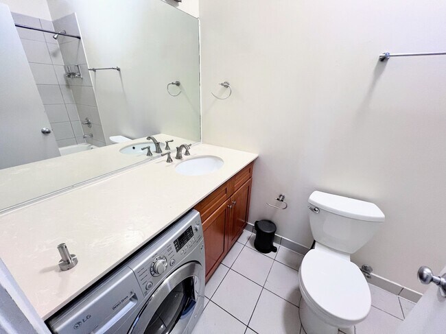 Building Photo - 2041 W North Ave