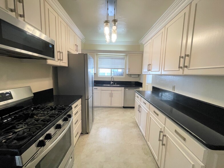 Building Photo - 152 N Arnaz Dr