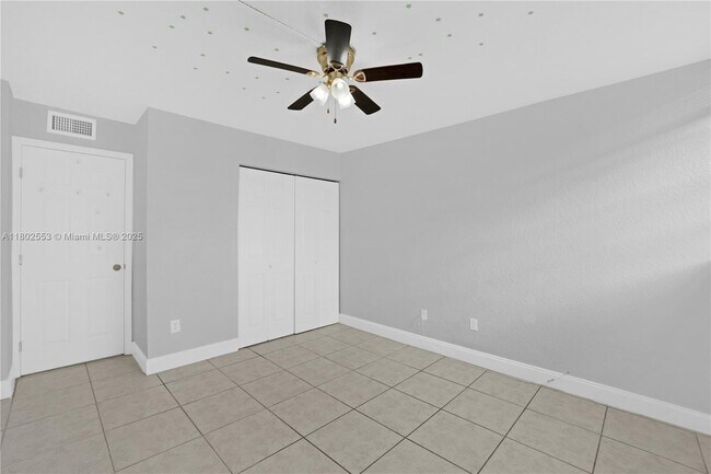 Building Photo - 8889 Fontainebleau Blvd
