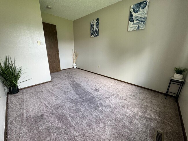 Building Photo - 3 bed, 1.5 bath duplex for rent in Cedar Falls