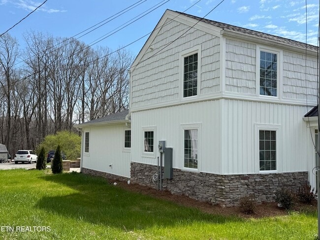 Building Photo - 212 Oak Rd