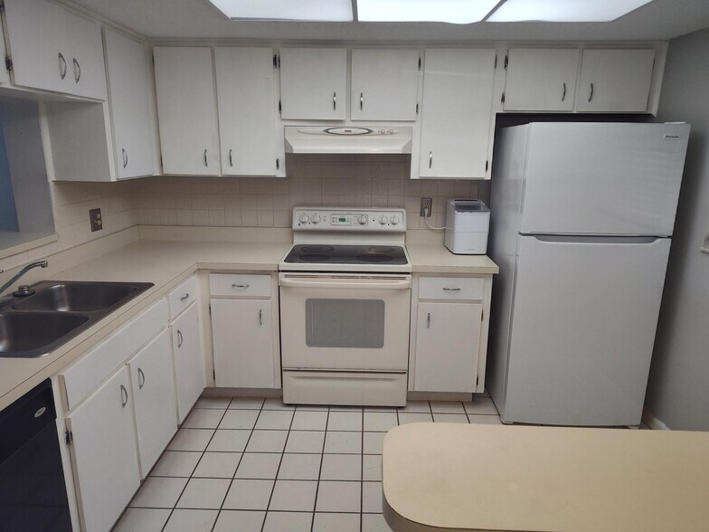 Kitchen - 2440 Winding Creek Blvd