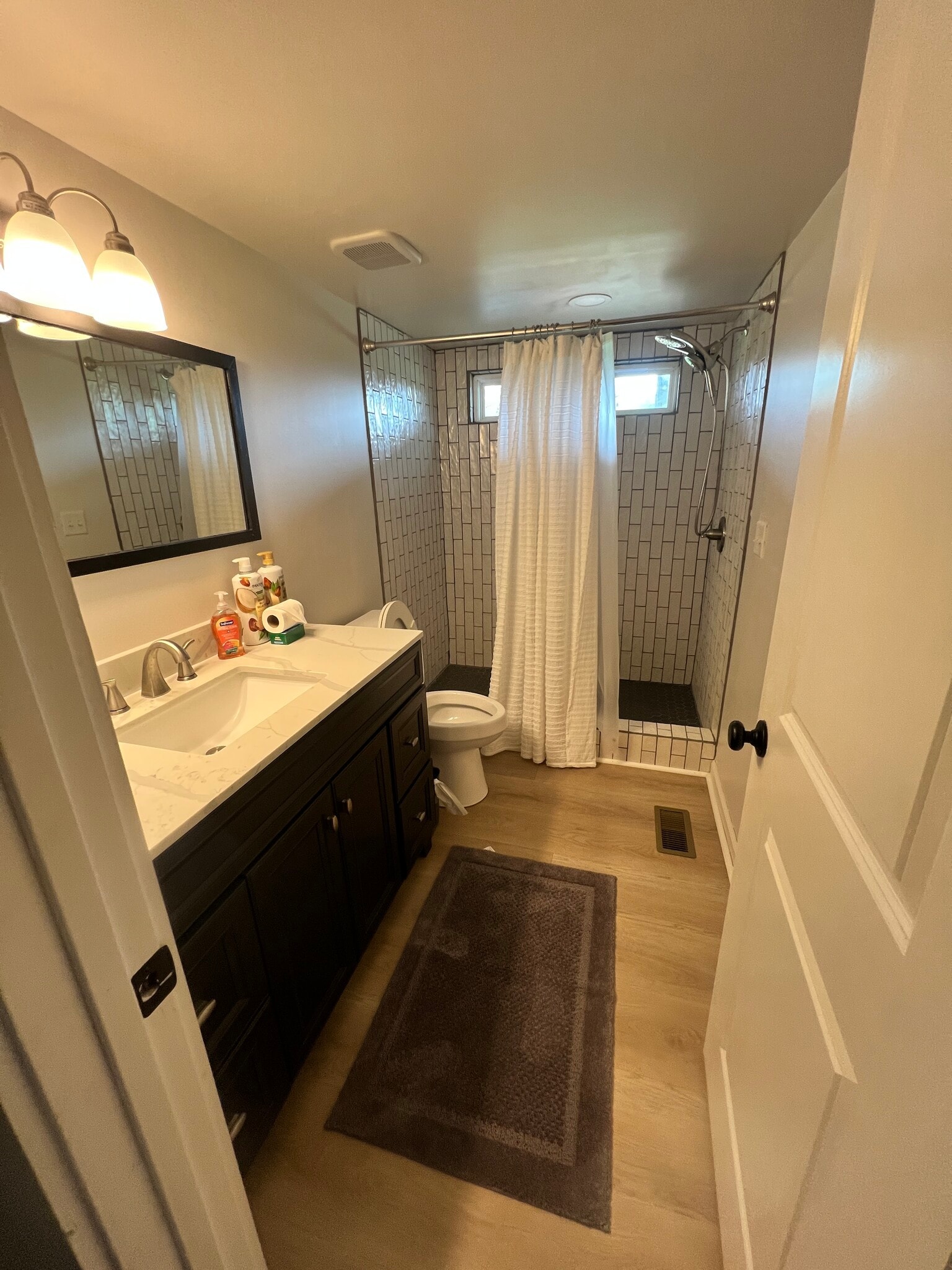 Building Photo - 122 Hall St