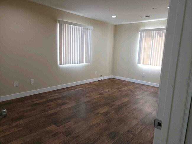 Building Photo - 1334 W 62nd St