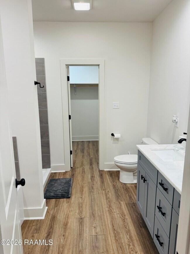 Building Photo - 512 Highland Oaks Ln
