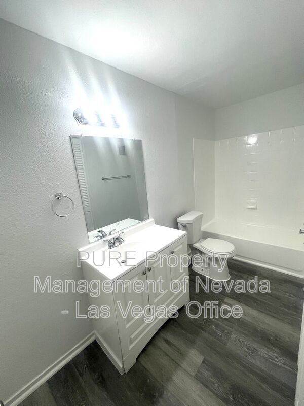 Building Photo - 1405 E Vegas Valley Dr