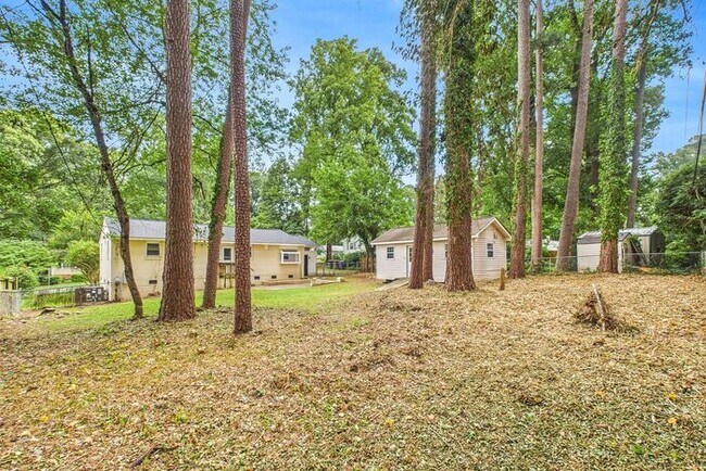 Building Photo - NW Brick Home in the Desirable Guilford Hi...