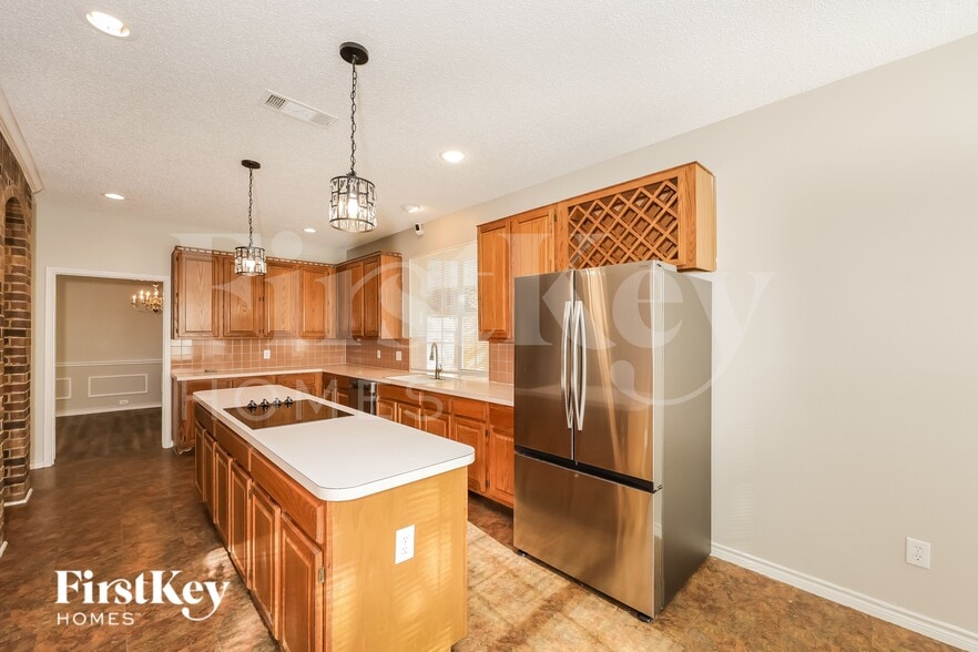 Building Photo - 8336 Mountainview Dr