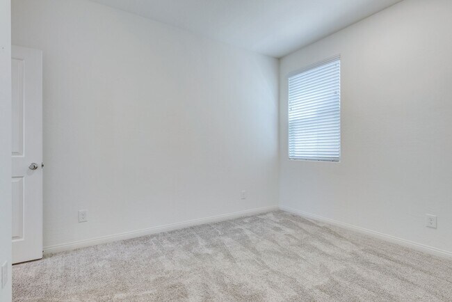 Building Photo - Highly upgraded, spacious, 4 bedroom home ...