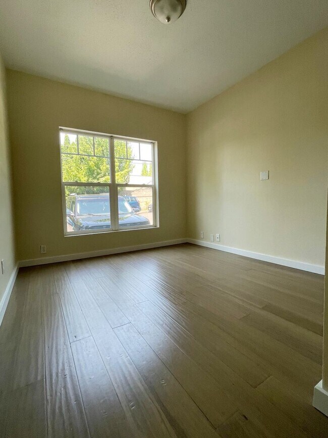 Building Photo - Quiet and Cozy Two Bed in SW Portland 5 plex~ Open Floor Plan~ Great Shared Outdoor Space~ Off St...