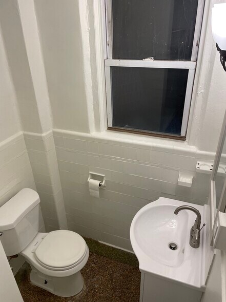 Building Photo - 608 S 24th St