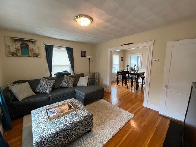 Building Photo - 27 Morton St