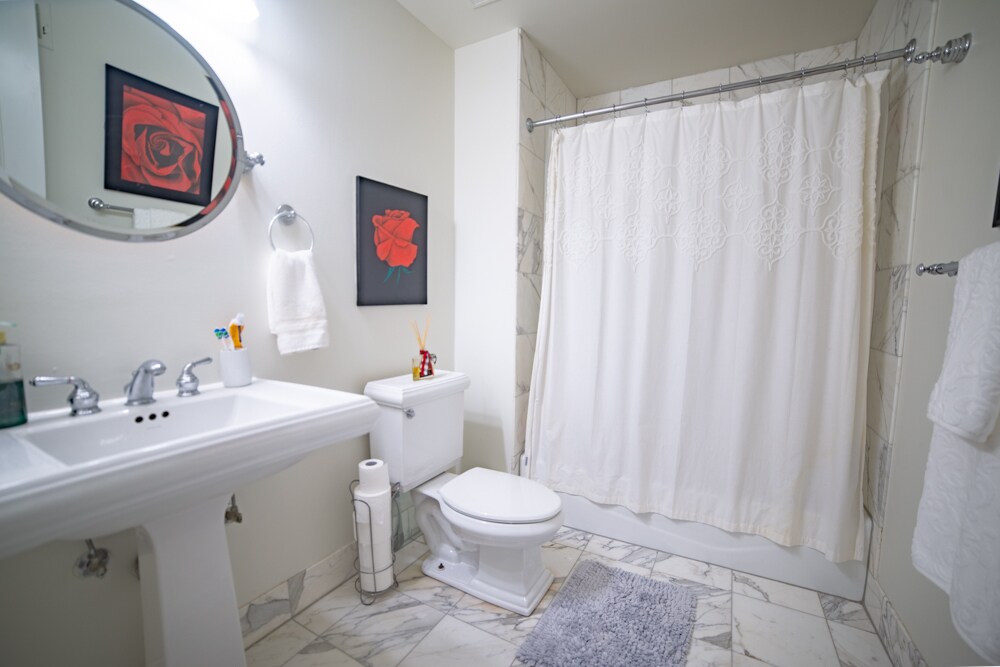 Building Photo - 4000 Oak St