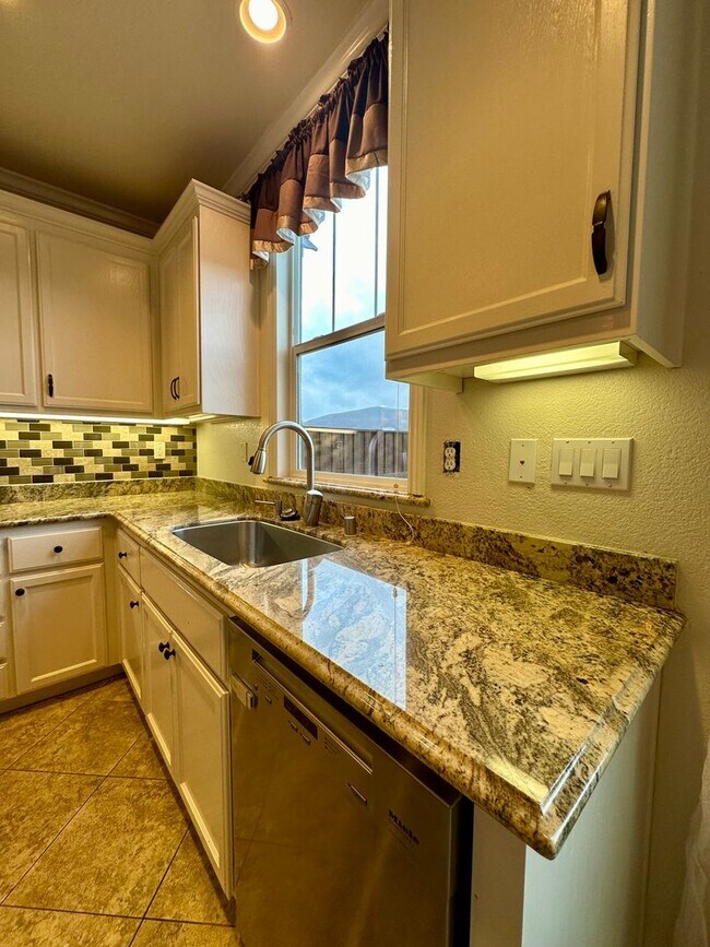 Building Photo - Large 4 Bedroom House in Hiddenbrook Commu...